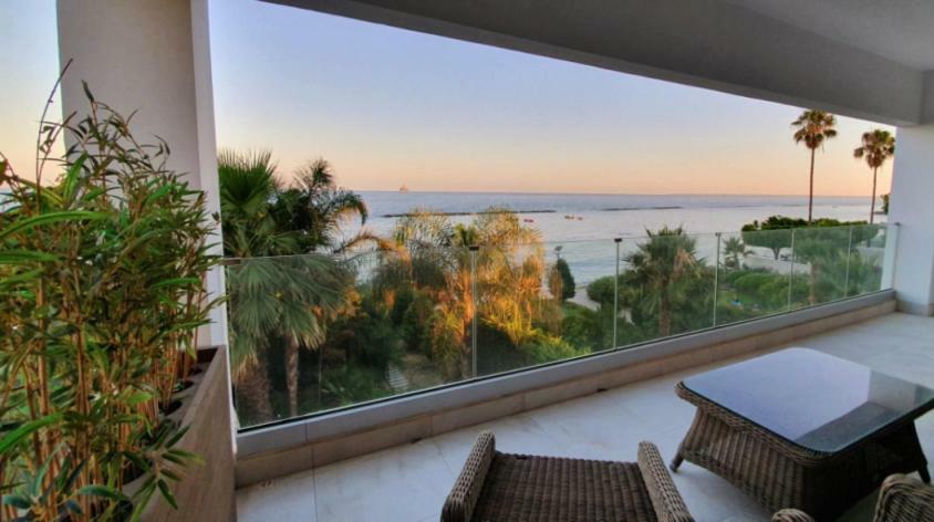 Pegasus Beach Front Daire Limasol Dış mekan fotoğraf